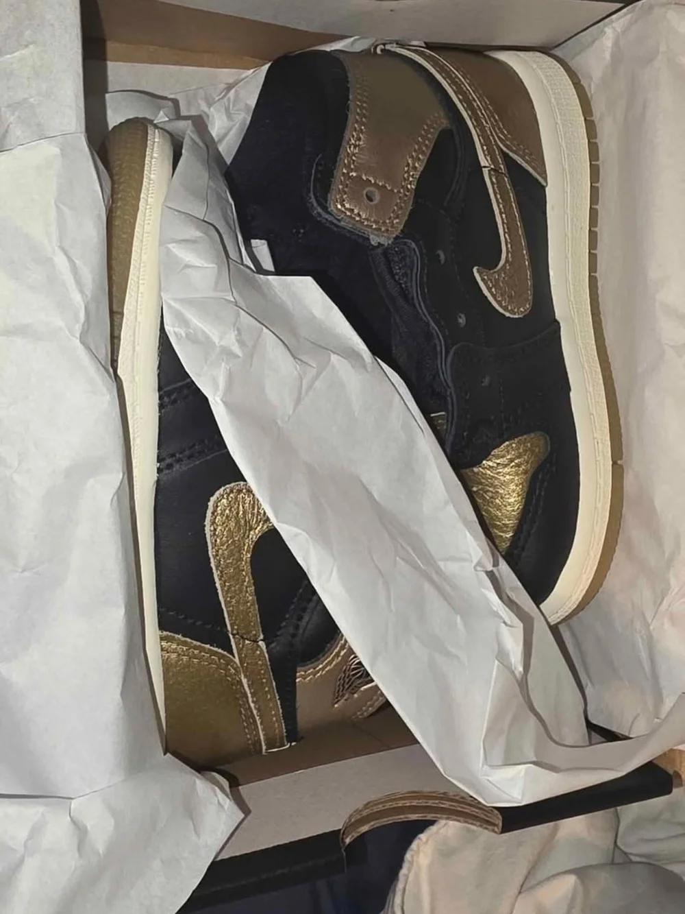 Nike Men’s Black & Metallic Gold Low-Top Sneakers